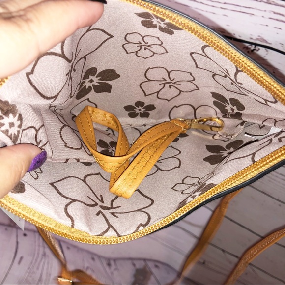 $8 or 3 for $20‼️CLEARANCE‼️Crossbody/Wristlet - Picture 5 of 6